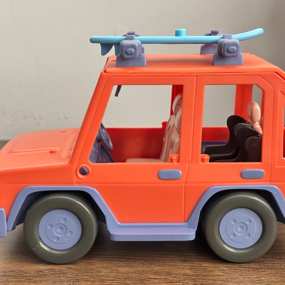 BLUEY HEELER 4WD FAMILY VEHICLE Orange Jeep Toy Car Van Blue Surfboard OPENS! - Picture 6 of 14